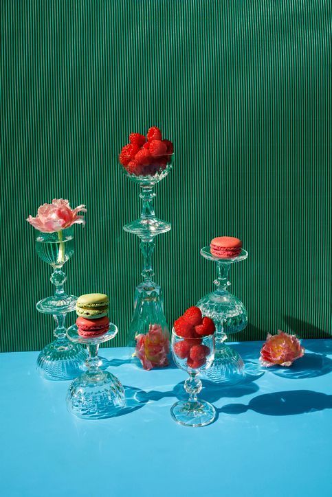 Un tavolo apparecchiato con una varietà di dolci e fiori.