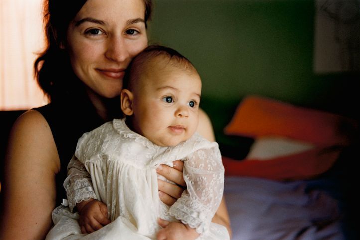 Una donna tiene in braccio un bambino.