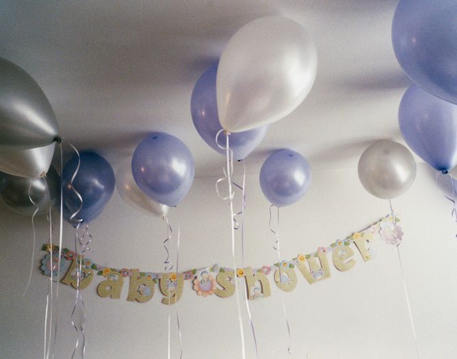 Uno striscione per baby shower con palloncini appesi al soffitto
