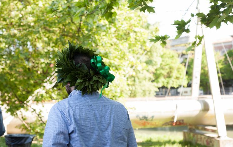 Un uomo che indossa una corona di foglie sulla testa.