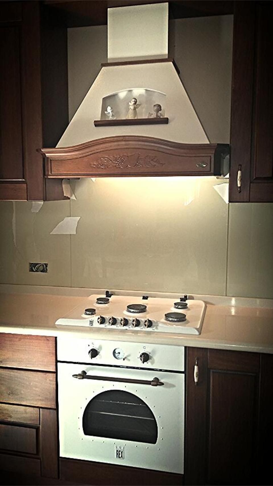 cucina con ripiani in vetro