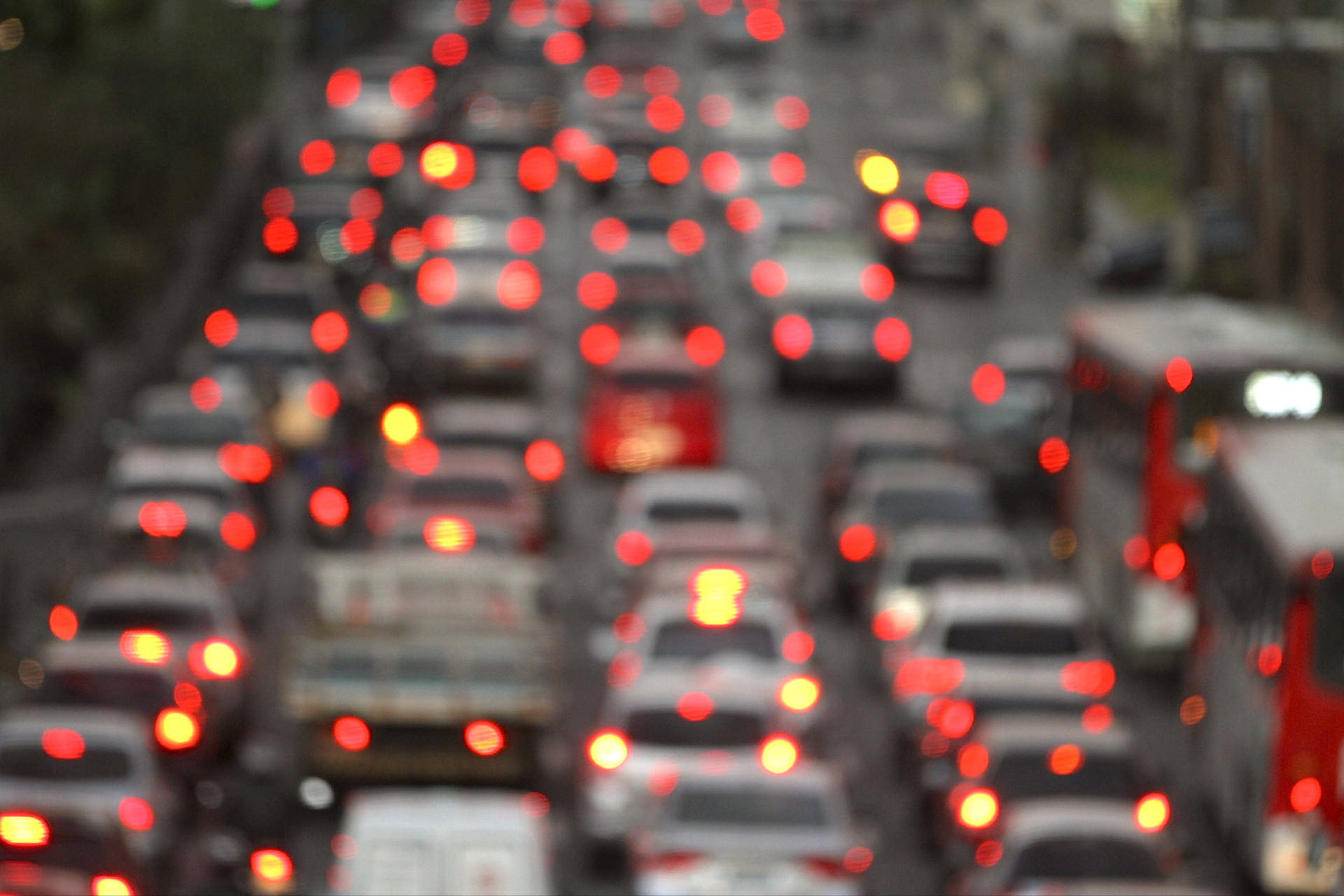 A blurry picture of a traffic jam on a city street.