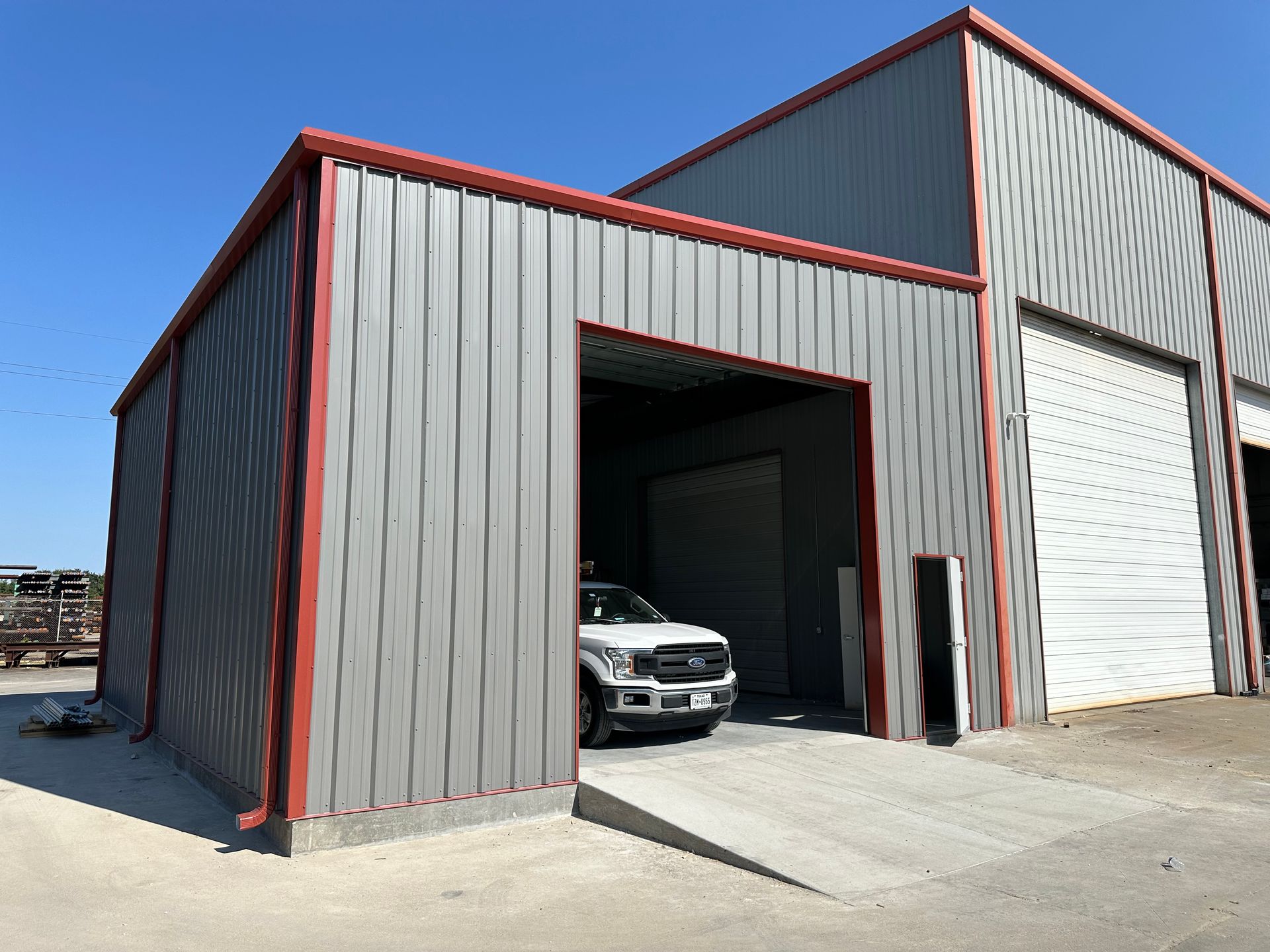 hen-con constructors offers commercial construction