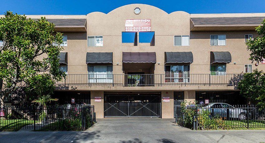 8917 Cedros front