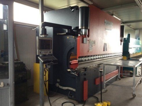 Macchinario per il taglio degli infissi