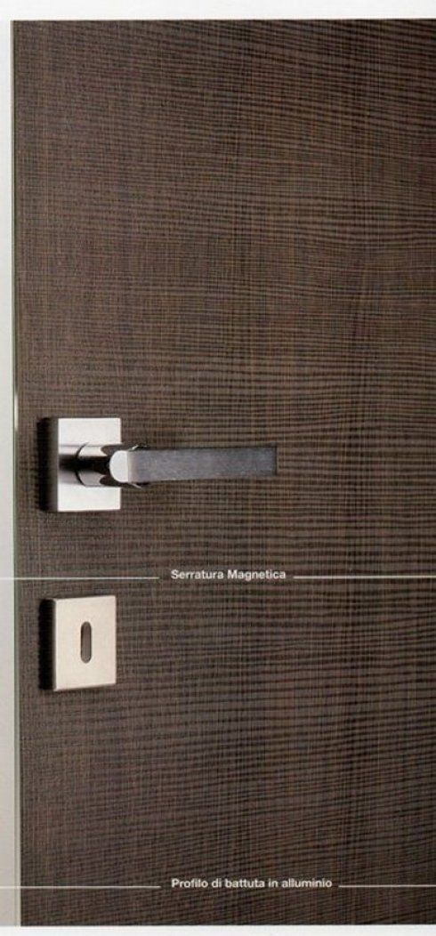 Porta in legno con serratura magnetica