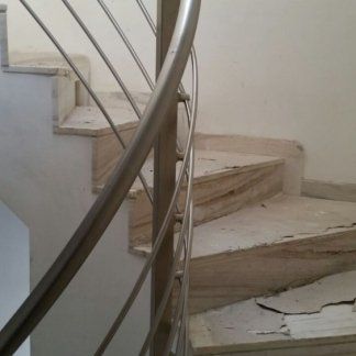 Scala con ringhiera in ferro battuto