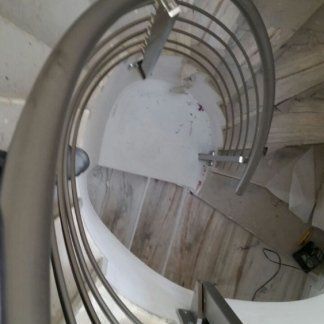 Scala con ringhiera in ferro