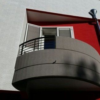 Finestra con persiana bianca