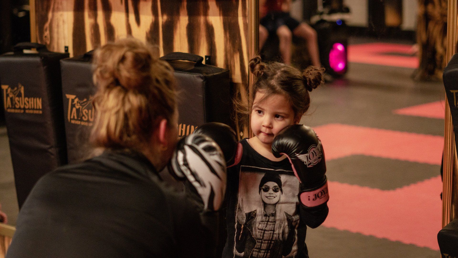 Een klein meisje leert boksen bij Tatsushin.