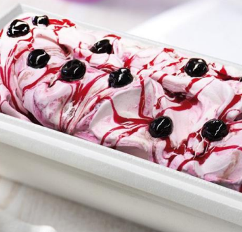 vaschetta con gelato all'amarena