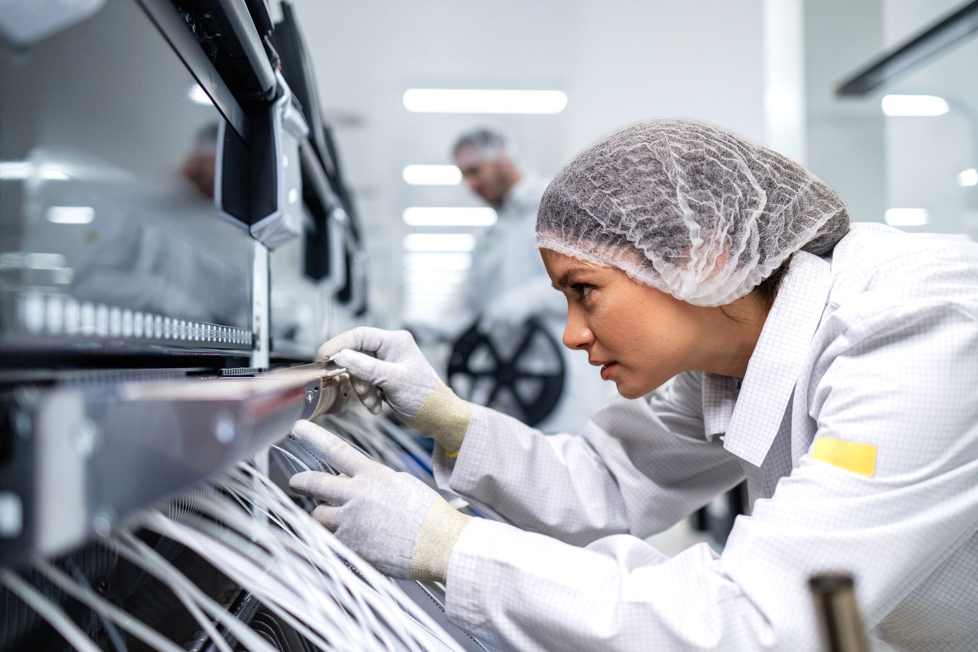 Hópur fólks stendur í stórri byggingu