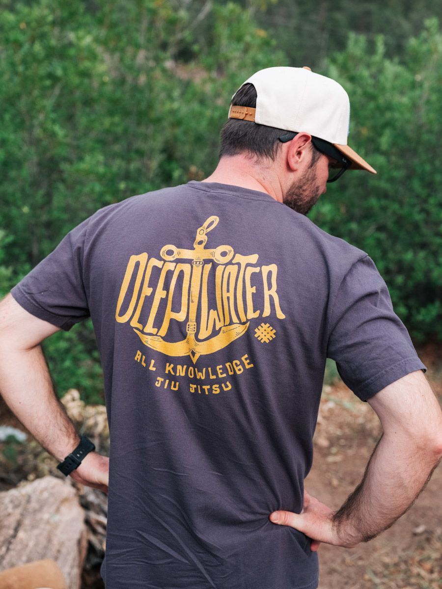 Man wearing a gray t-shirt with