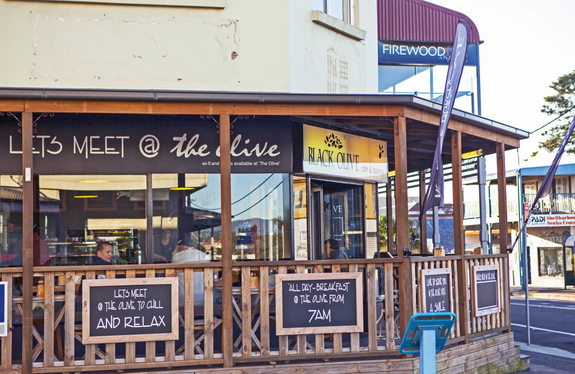 A restaurant with a sign that says let 's meet @ the live