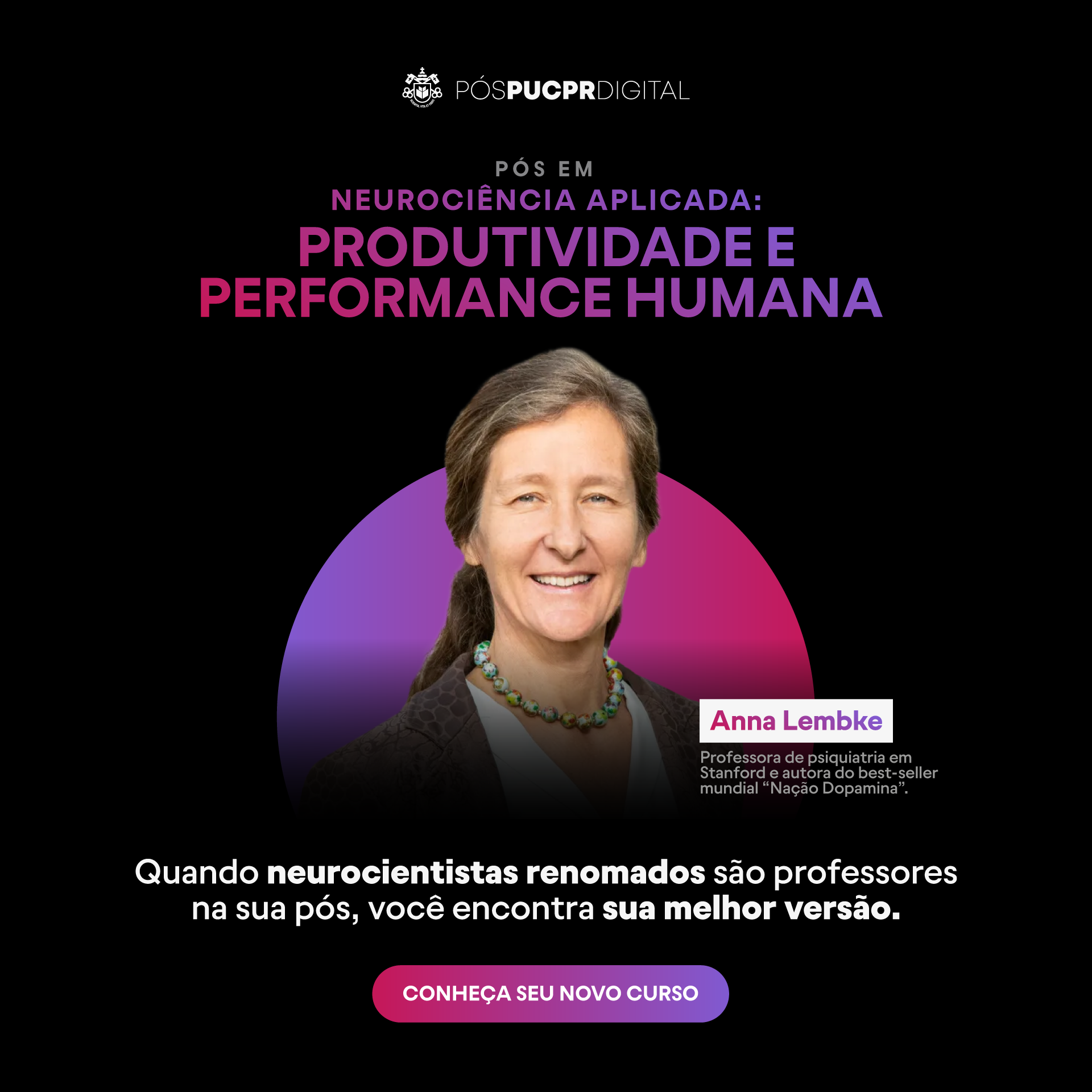 Uma mulher está sorrindo em um círculo roxo em um fundo preto.