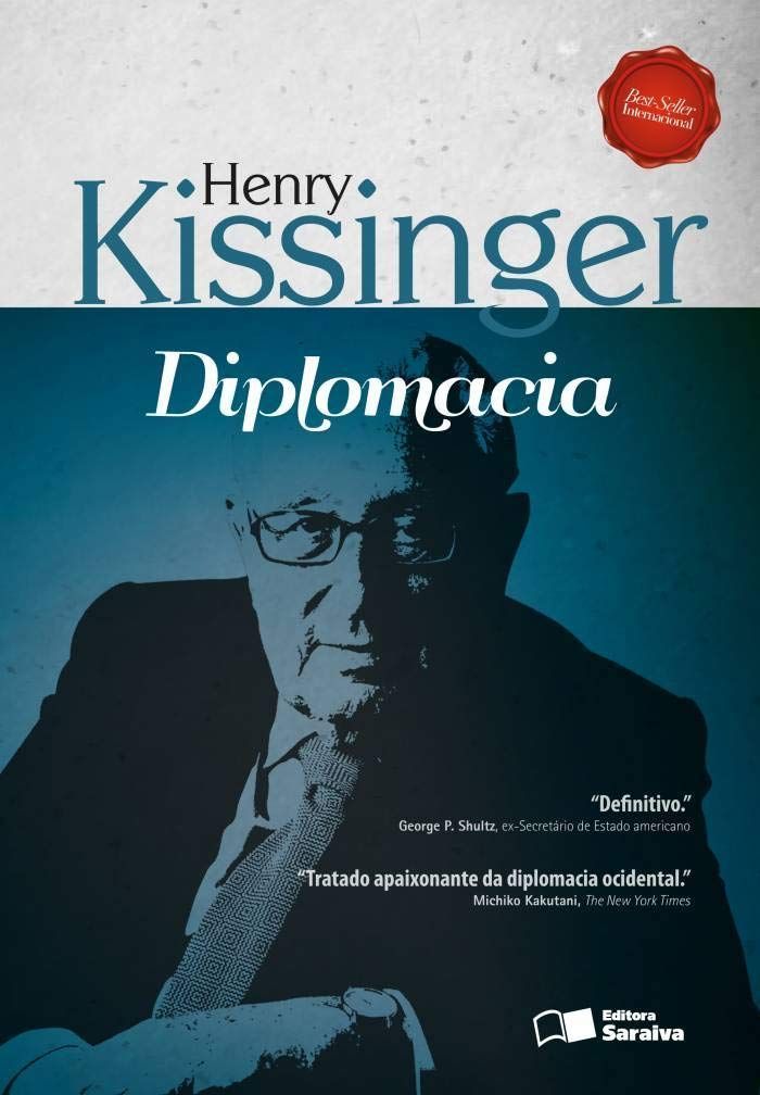 Um livro intitulado henry kissinger diplomacia por henry kissinger