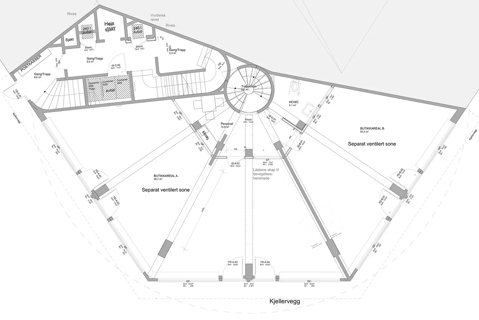 Plantegning av 1. etasje med butikkareal, avfallsrom og felles trapperom.