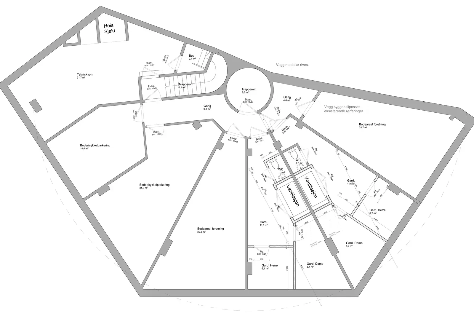 Kjellerplan med boder, garderober og sykkelparkering rundt et sirkulært trapperom.