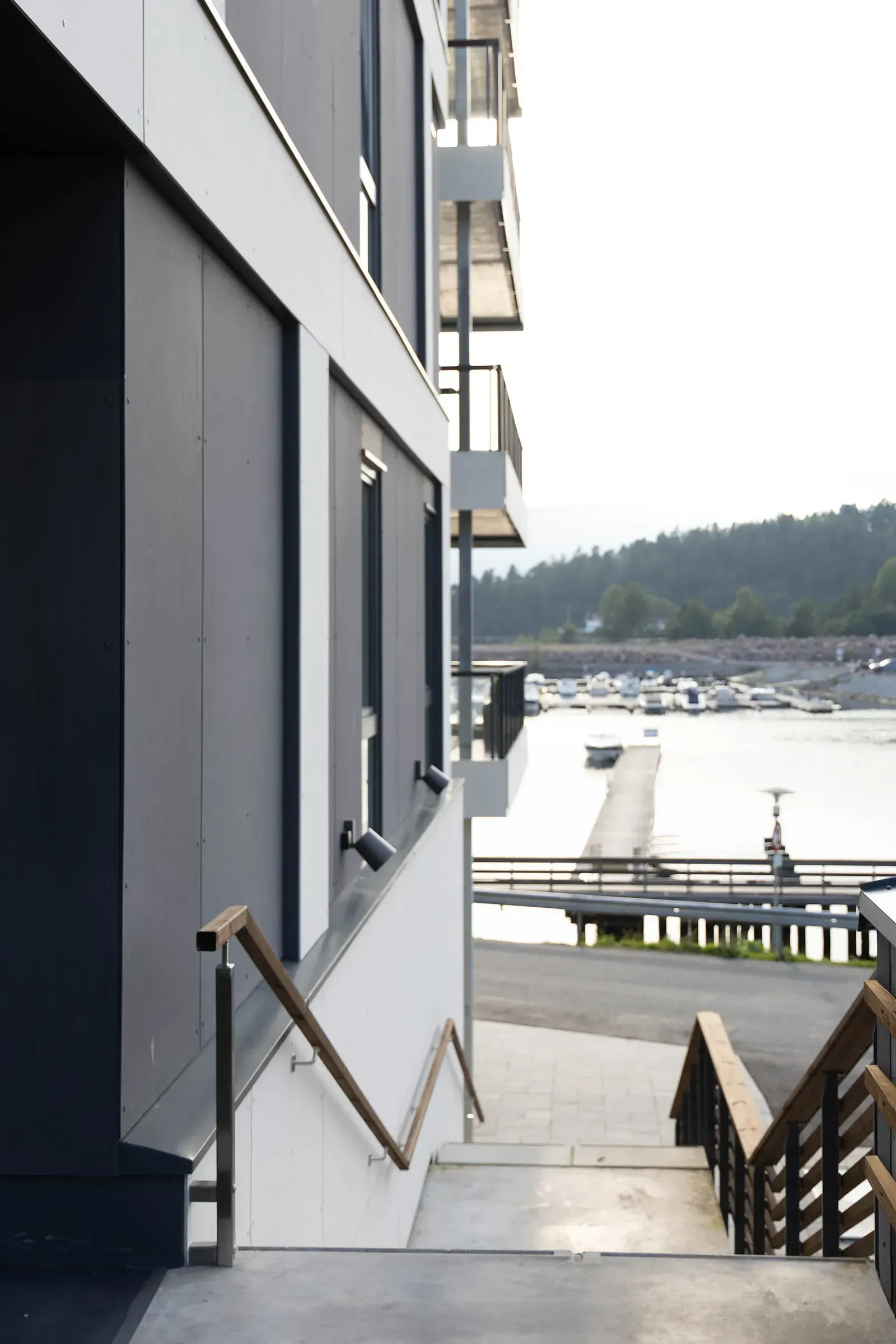 Fasade i Bryggeparken med balkonger og gangvei ned mot brygge og båthavn.