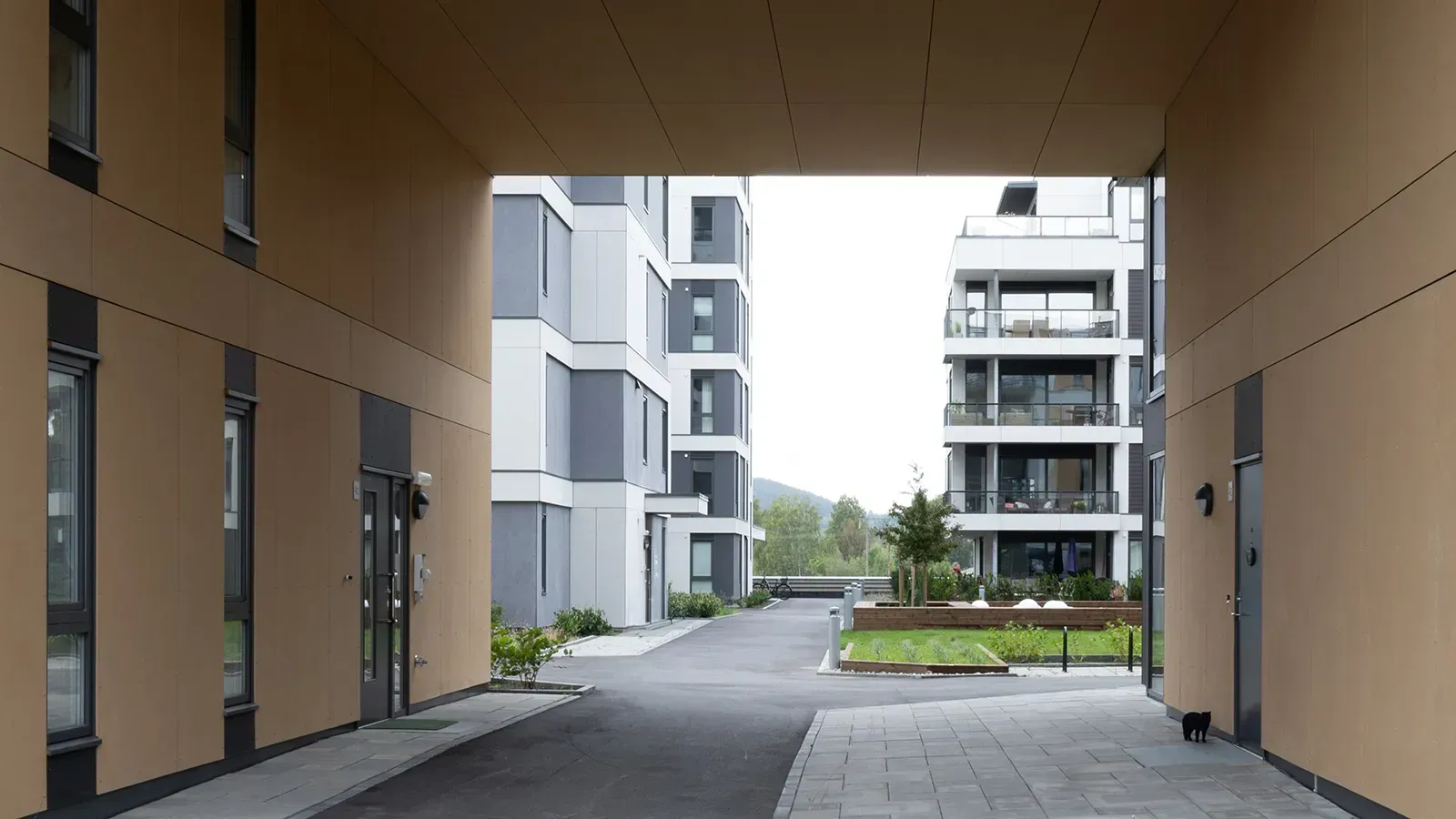 Gule Equitone fasadeplater i passasje mellom boligbyggene på Nordre Jarlsberg Brygge.