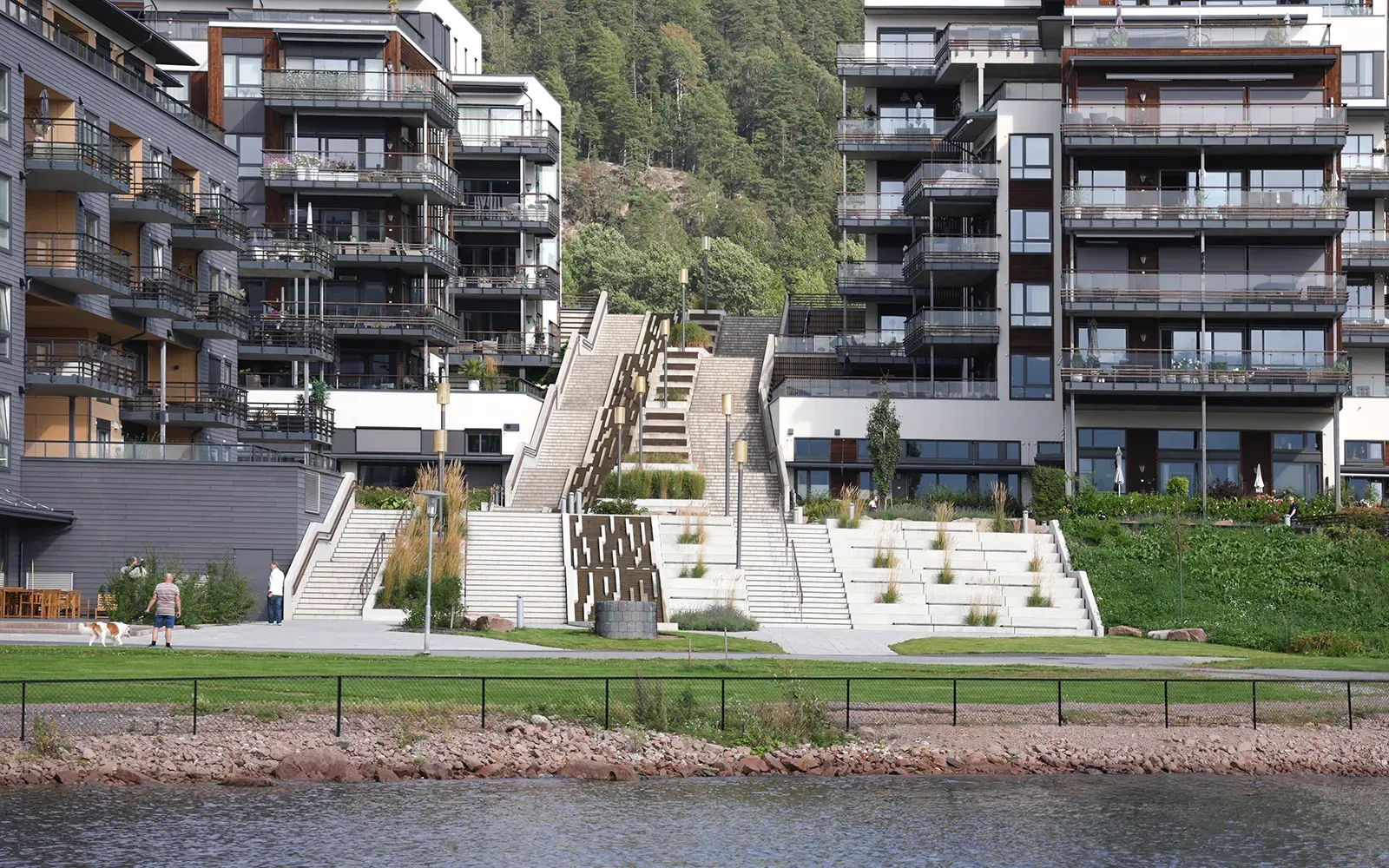 Torgtrappen på Nordre Jarlsberg Brygge, stort betonganlegg med plantefelt som binder boligene til sjøfronten