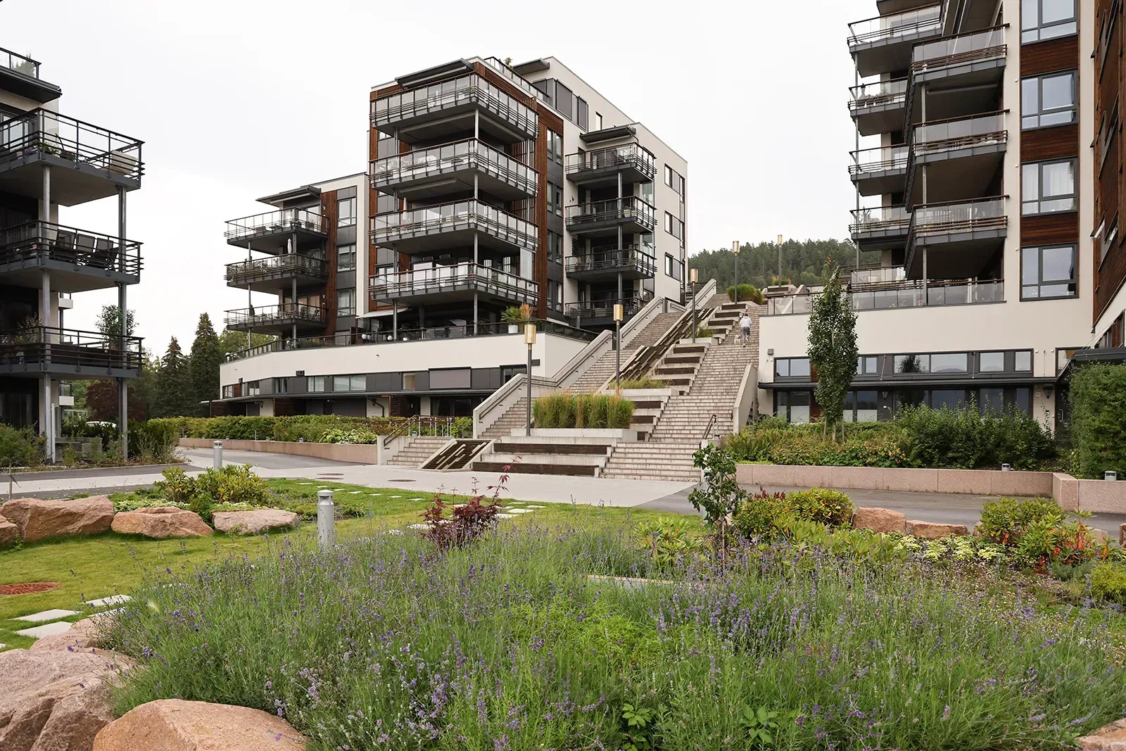 Boligbebyggelse med utformet utomhusanlegg, trappeanlegg, vannrenner og beplantning.