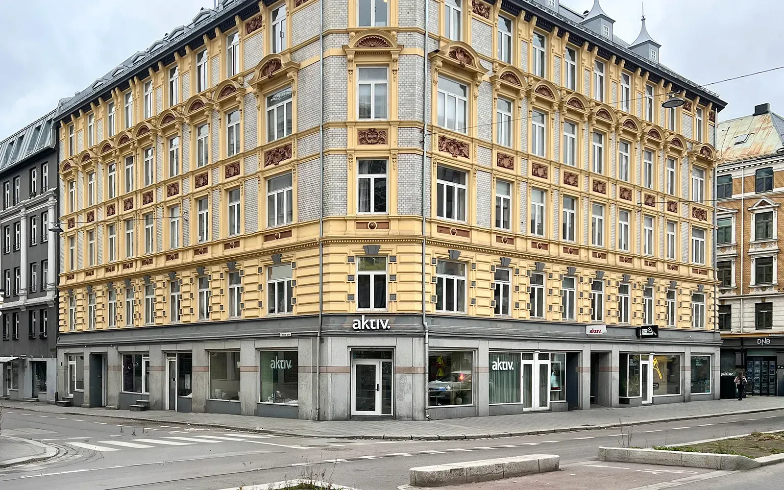 Grønlandsleiret 23 sett fra hjørnet mot Platous gate med kontorlokaler i 1. etasje og moderne glassfronter