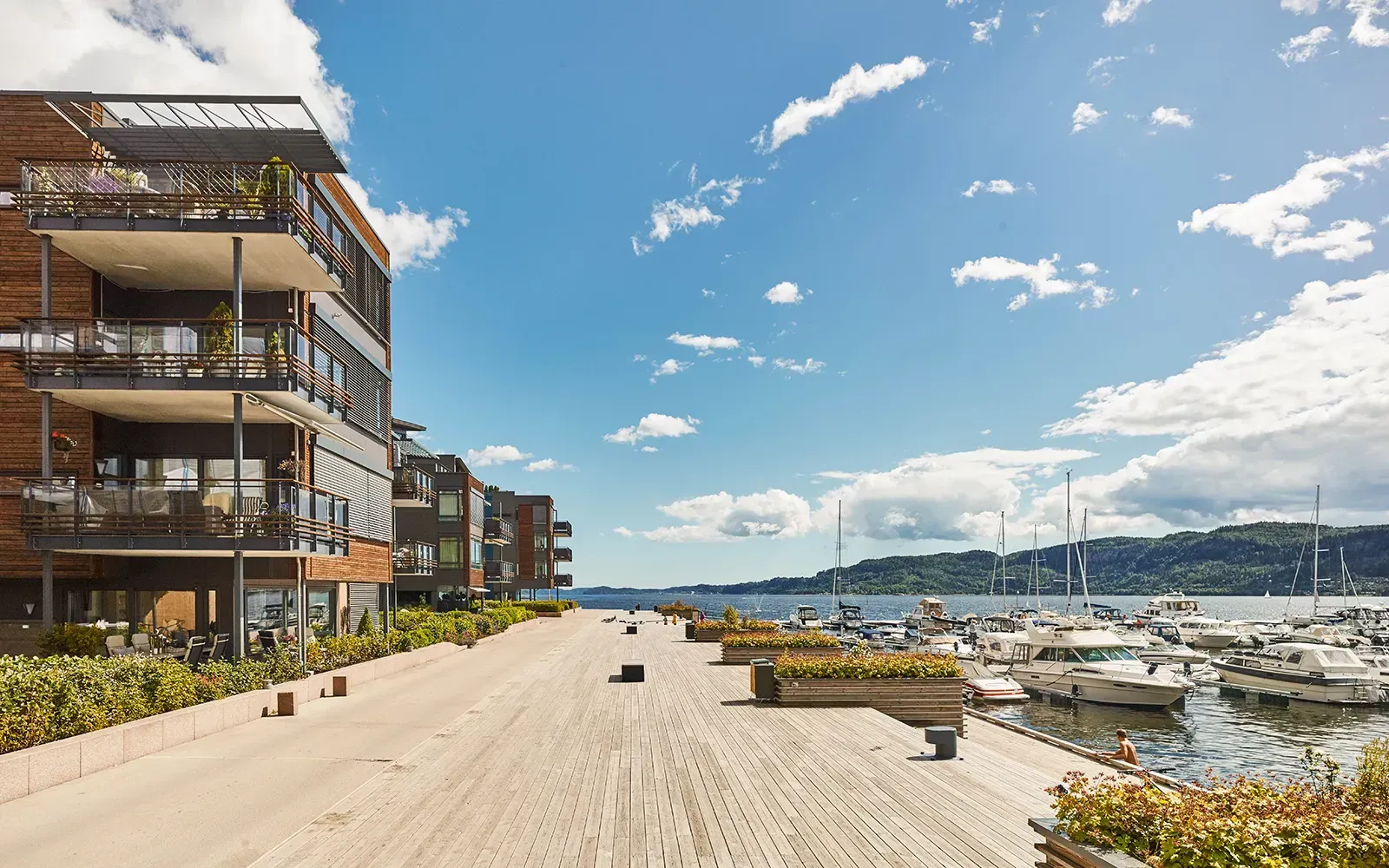 Leilighetsbygg langs bryggepromenaden i Nordre Jarlsberg Brygge med balkonger og fjordutsikt
