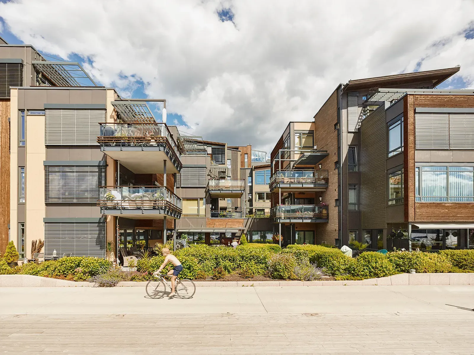 Boligbebyggelse ved Nordre Jarlsberg Brygge med tre, tegl og platekledning, store balkonger og varierte bygningsvolumer
