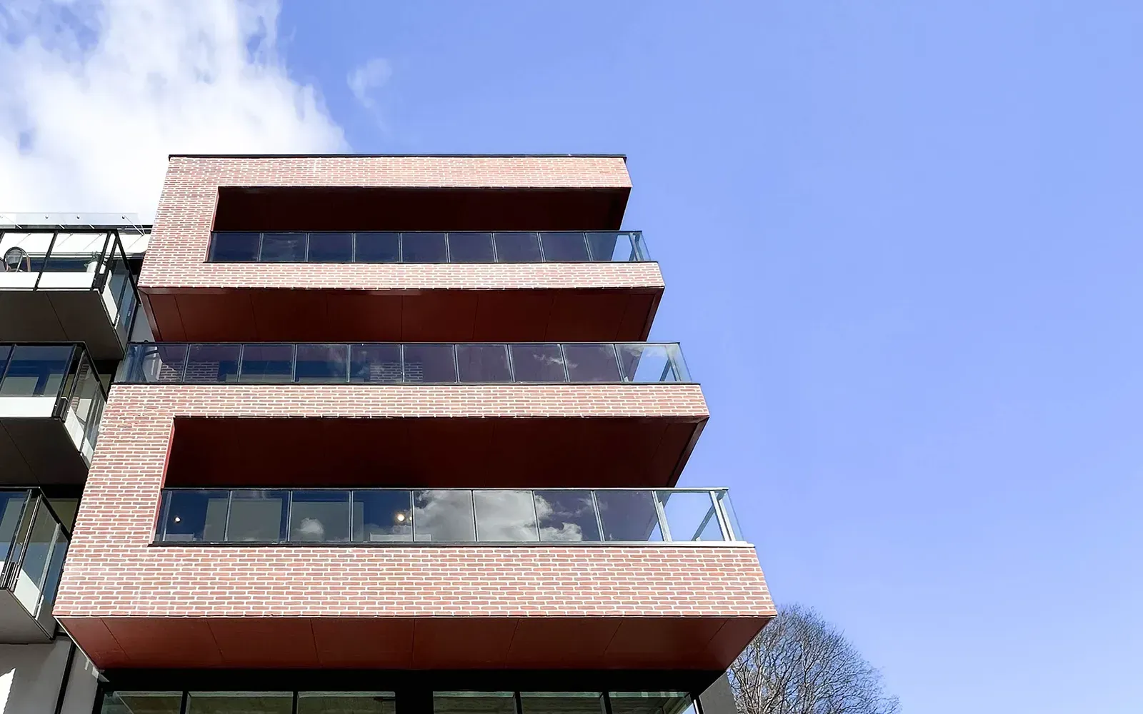 Moderne boligbygg i Prinsessealléen på Skøyen, Oslo, med tydelig markerte balkonger i tegl og glassrekkverk