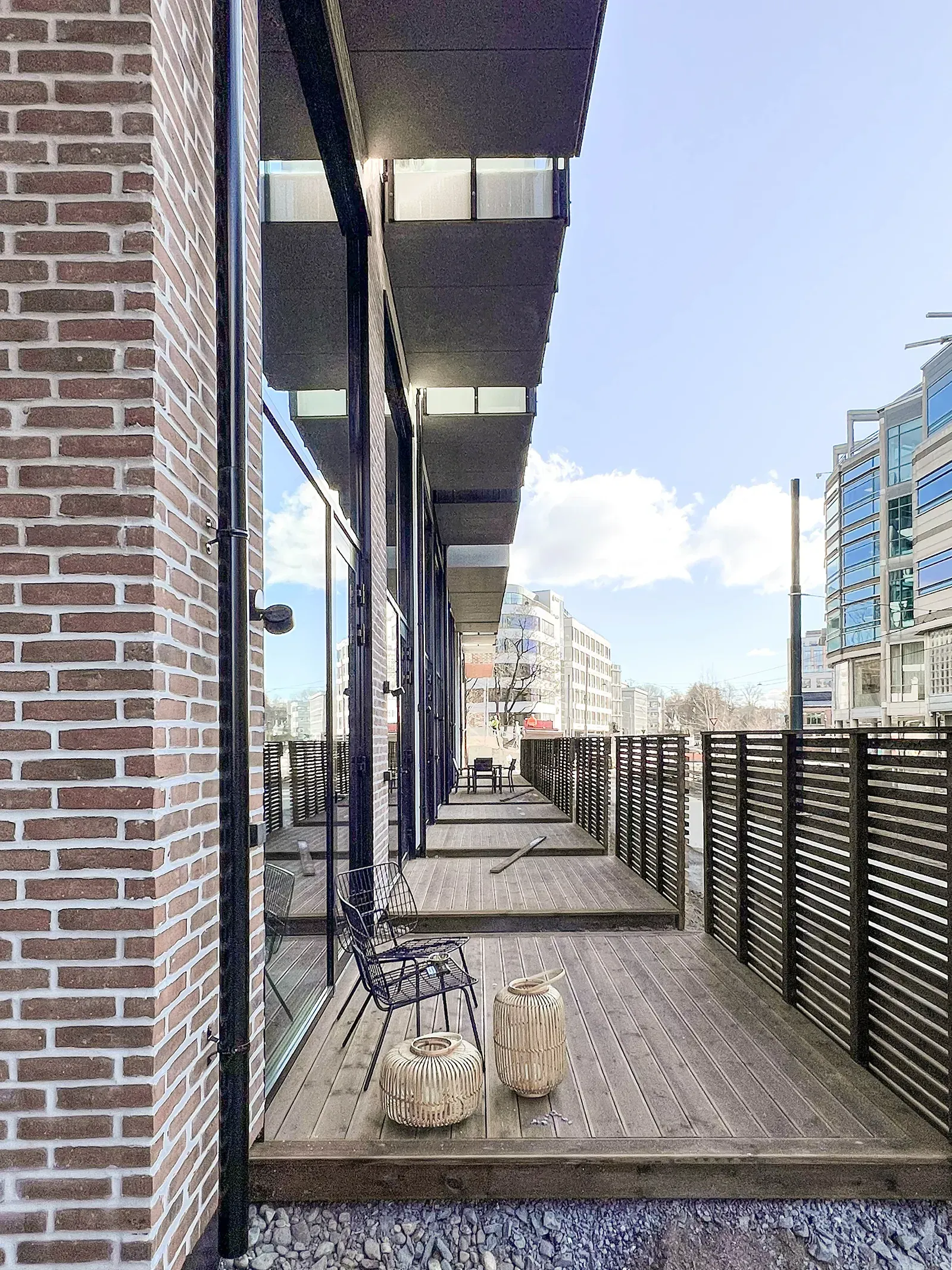 Privat terrasse til mesaninleilighet i Prinsessealléen med teglfasade, tredekke, levegg og store vindusflater