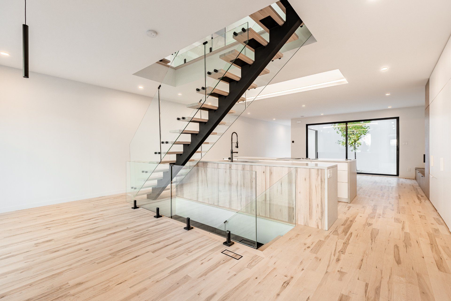 Il y a un escalier au milieu de la pièce.