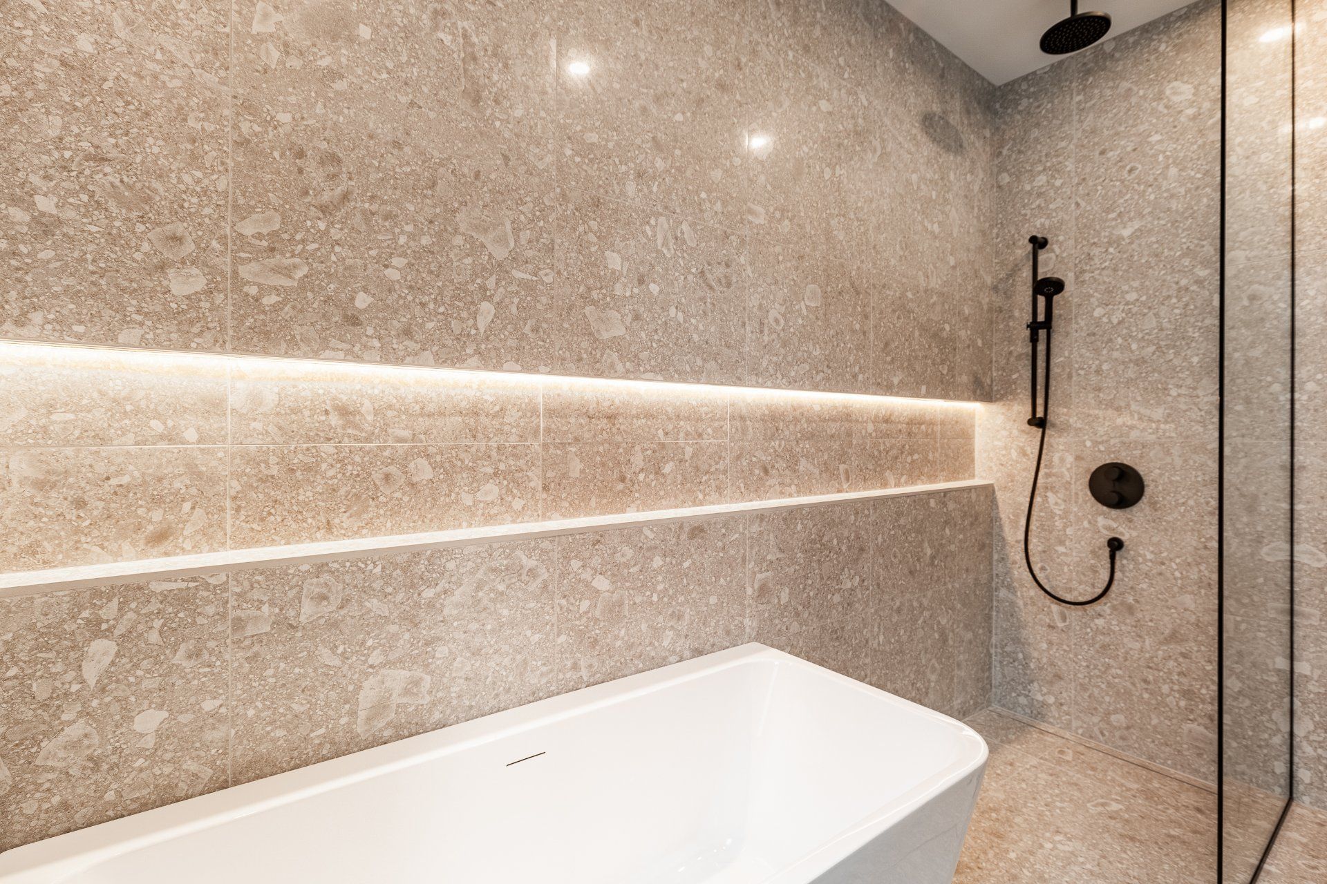 Une salle de bain avec baignoire et douche.