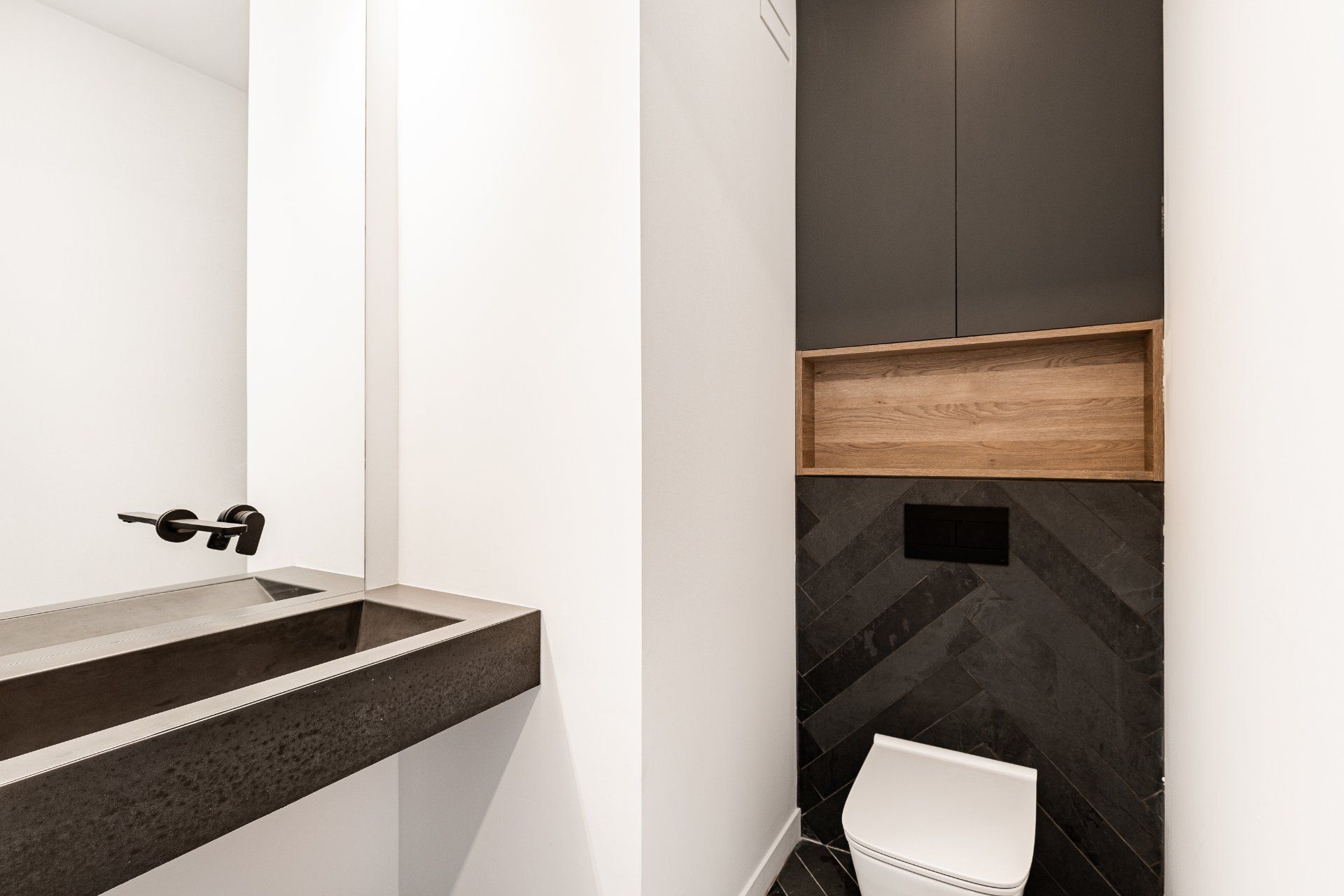 Une salle de bain avec lavabo , WC et miroir.