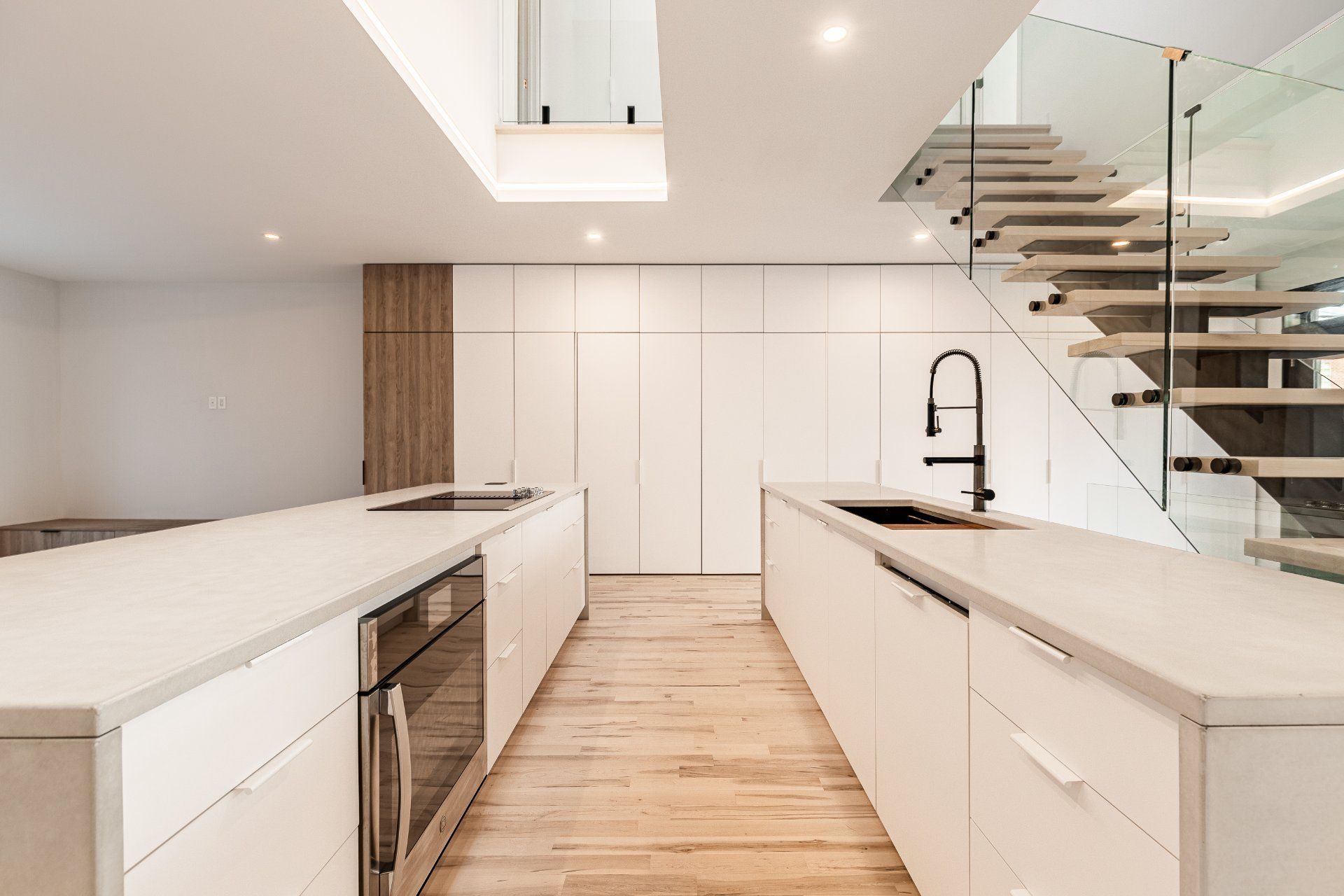 Une cuisine avec un escalier menant au deuxième étage.