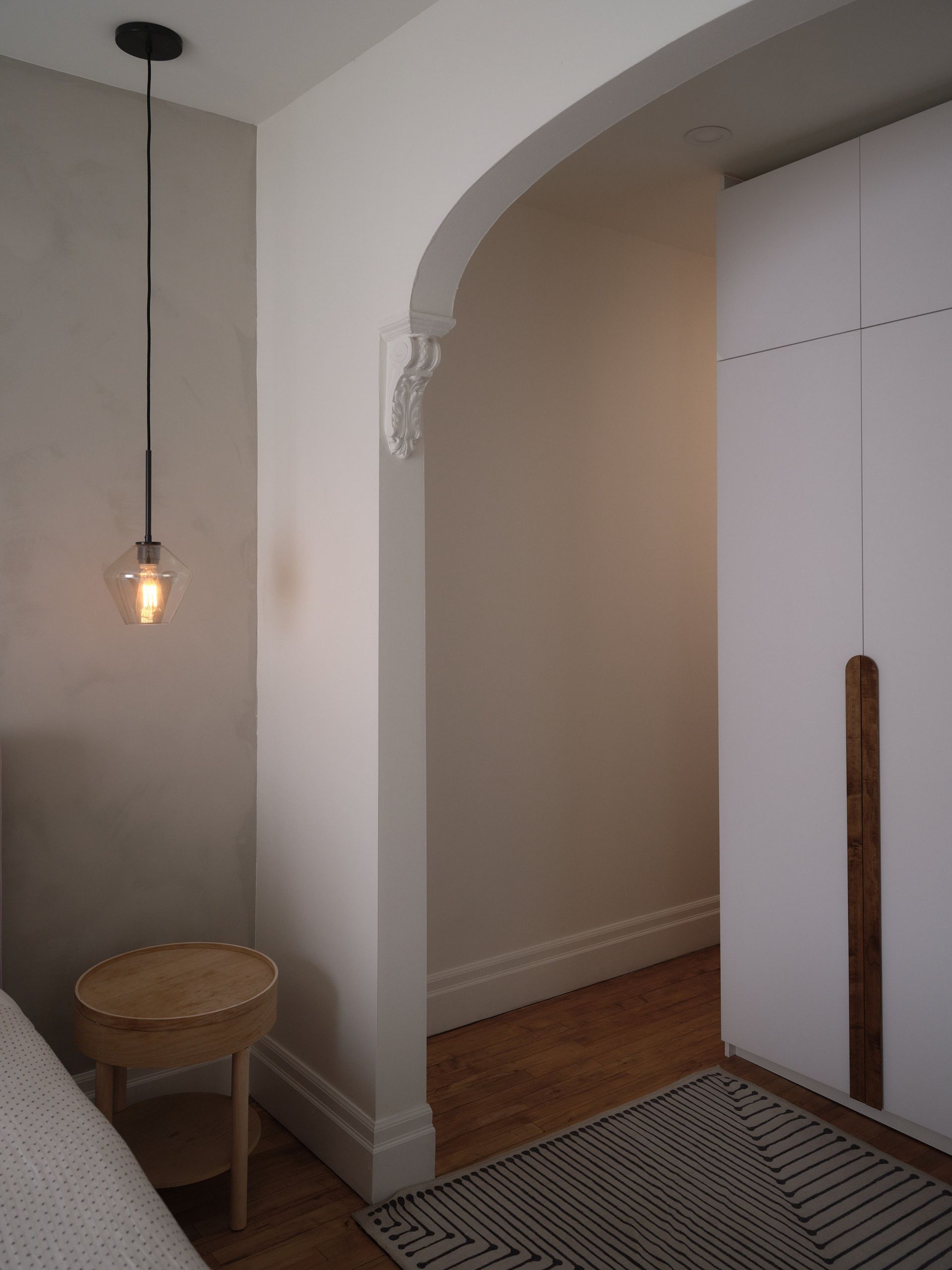 Il y a une lumière suspendue au plafond dans le coin de la pièce.