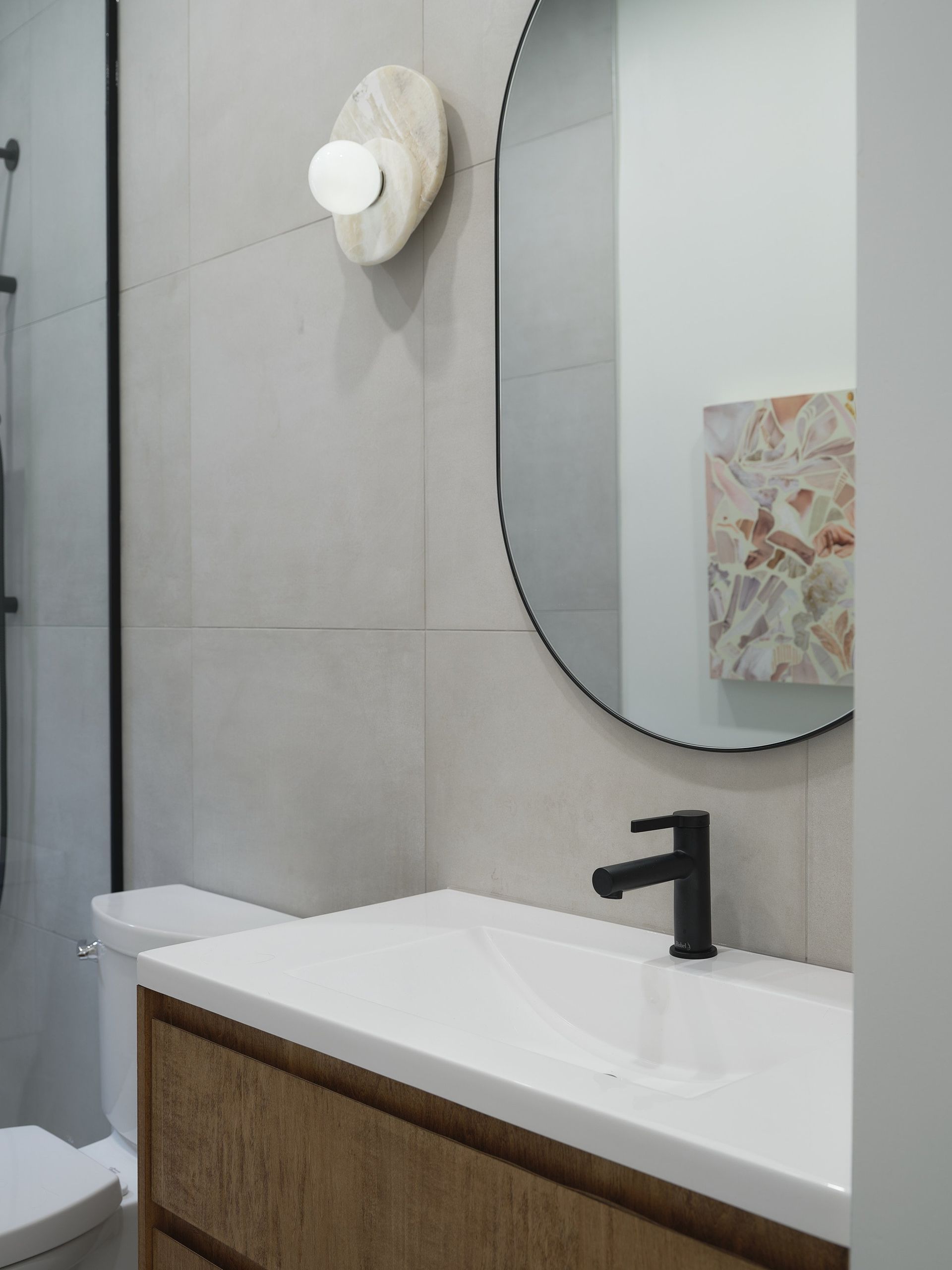 Une salle de bain avec lavabo, toilettes et miroir