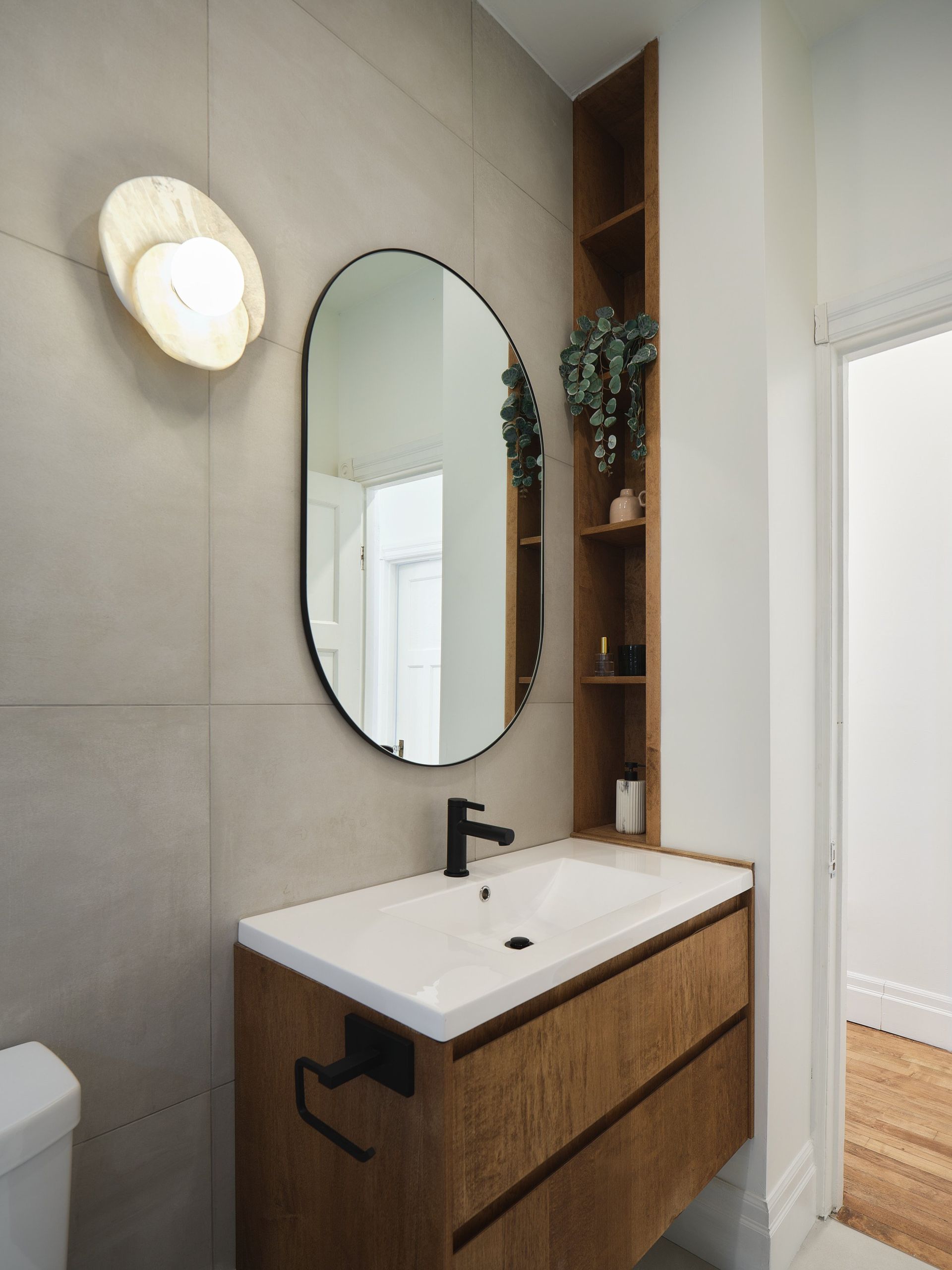 Une salle de bain avec lavabo , miroir et toilettes.
