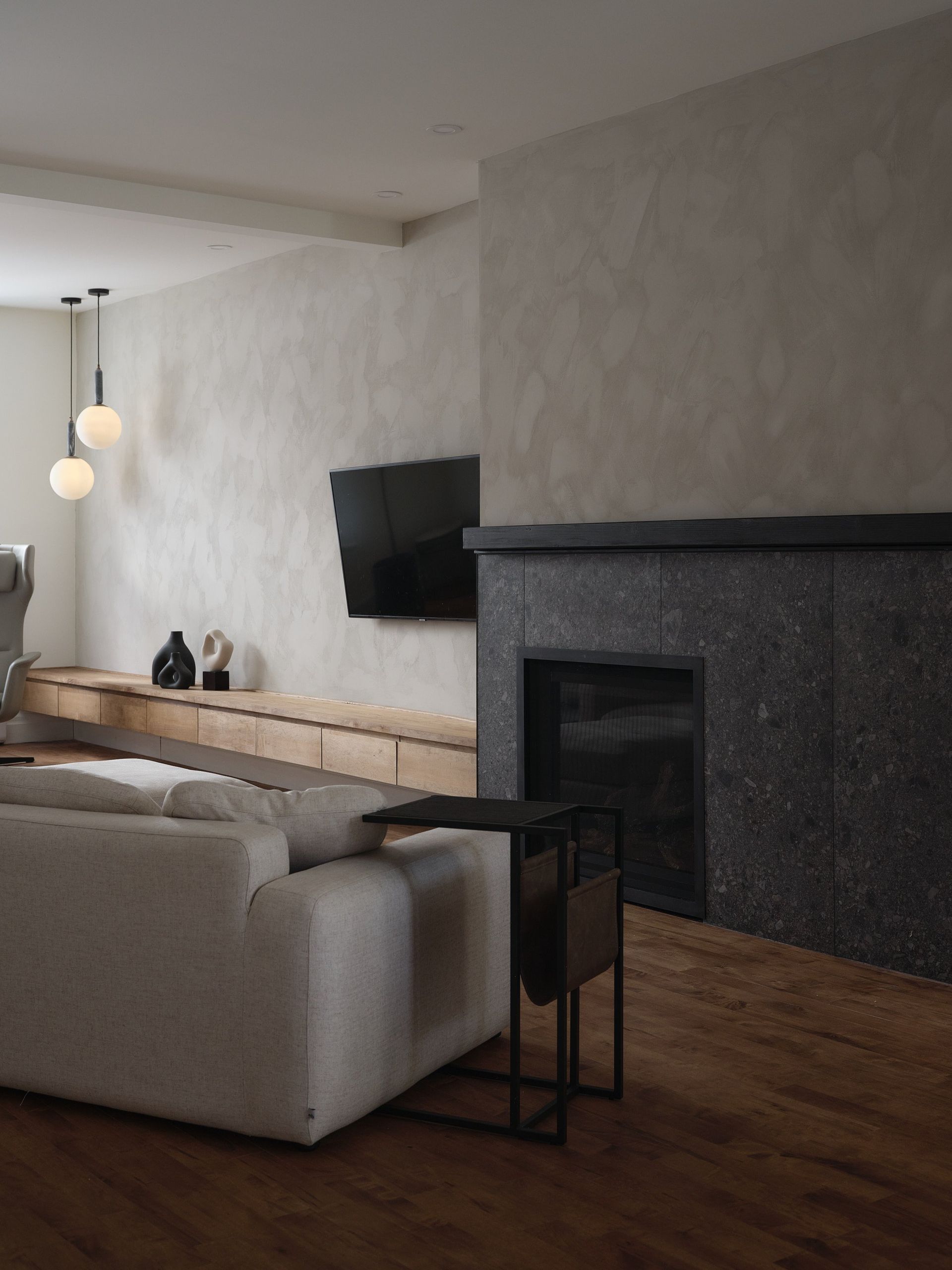 Un salon avec une cheminée et un canapé