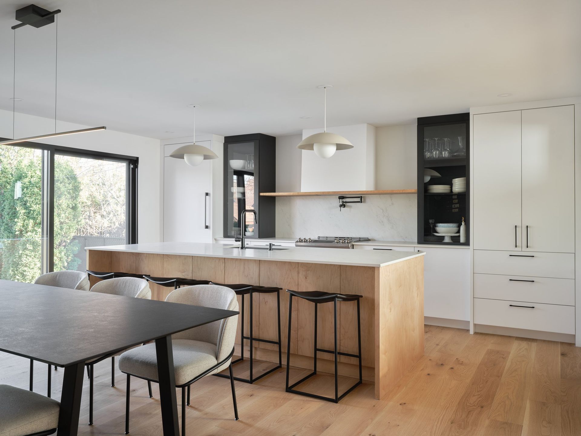 Une cuisine avec une table et des chaises et un grand îlot.