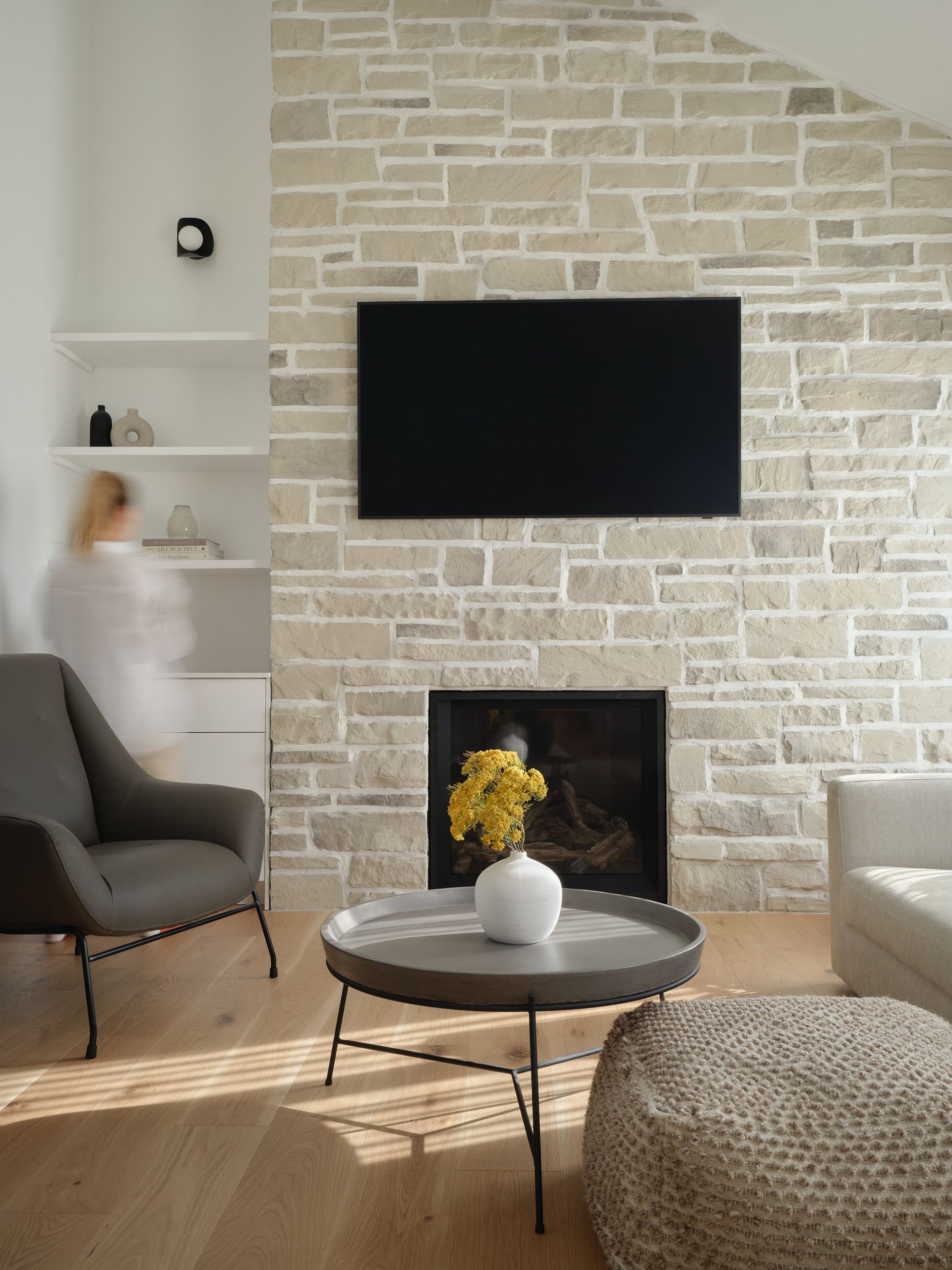 Un salon avec une cheminée et une télévision écran plat