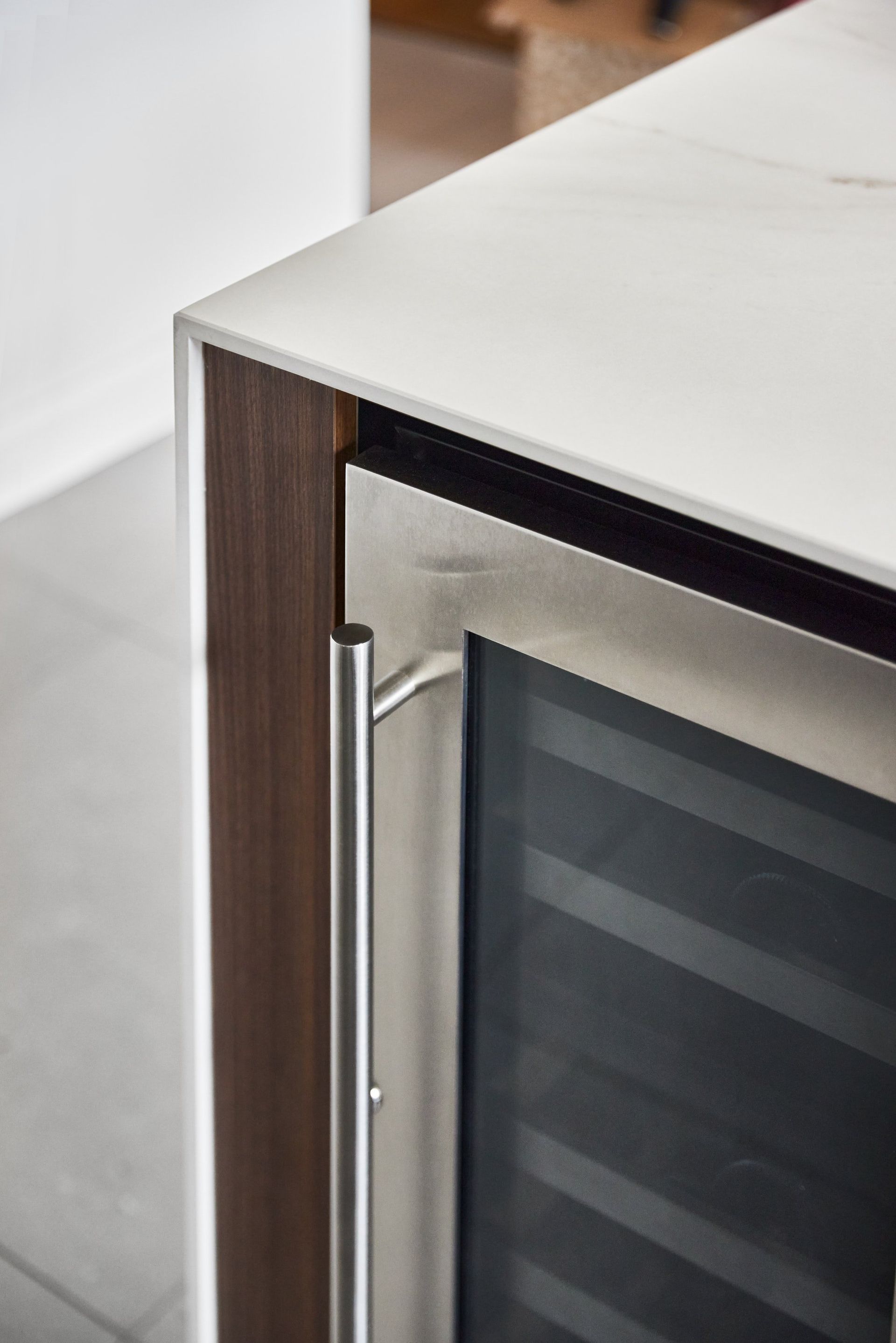 Un gros plan d'un refroidisseur à vin en acier inoxydable dans une cuisine.