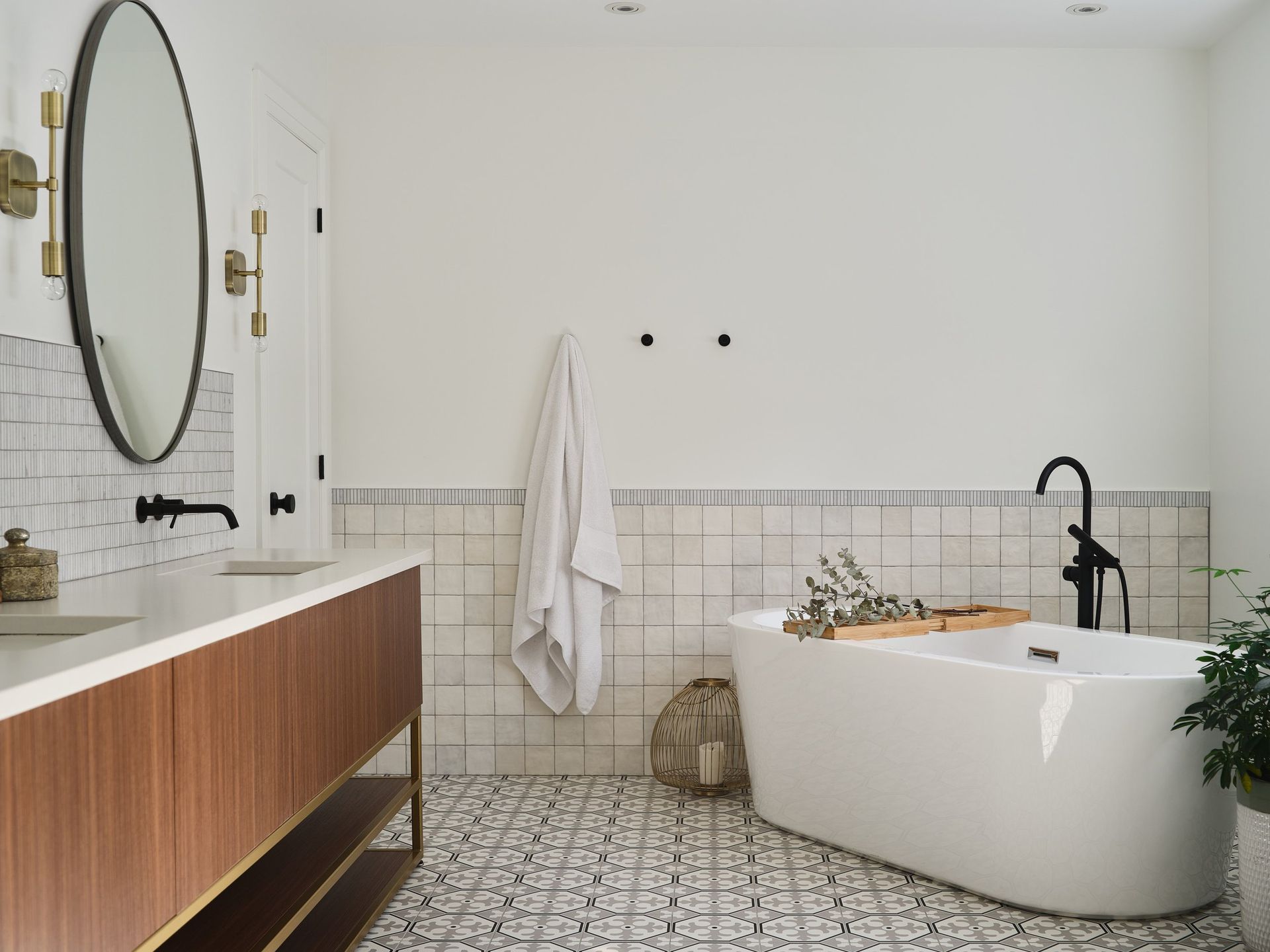 Une salle de bain avec baignoire , lavabo et miroir.