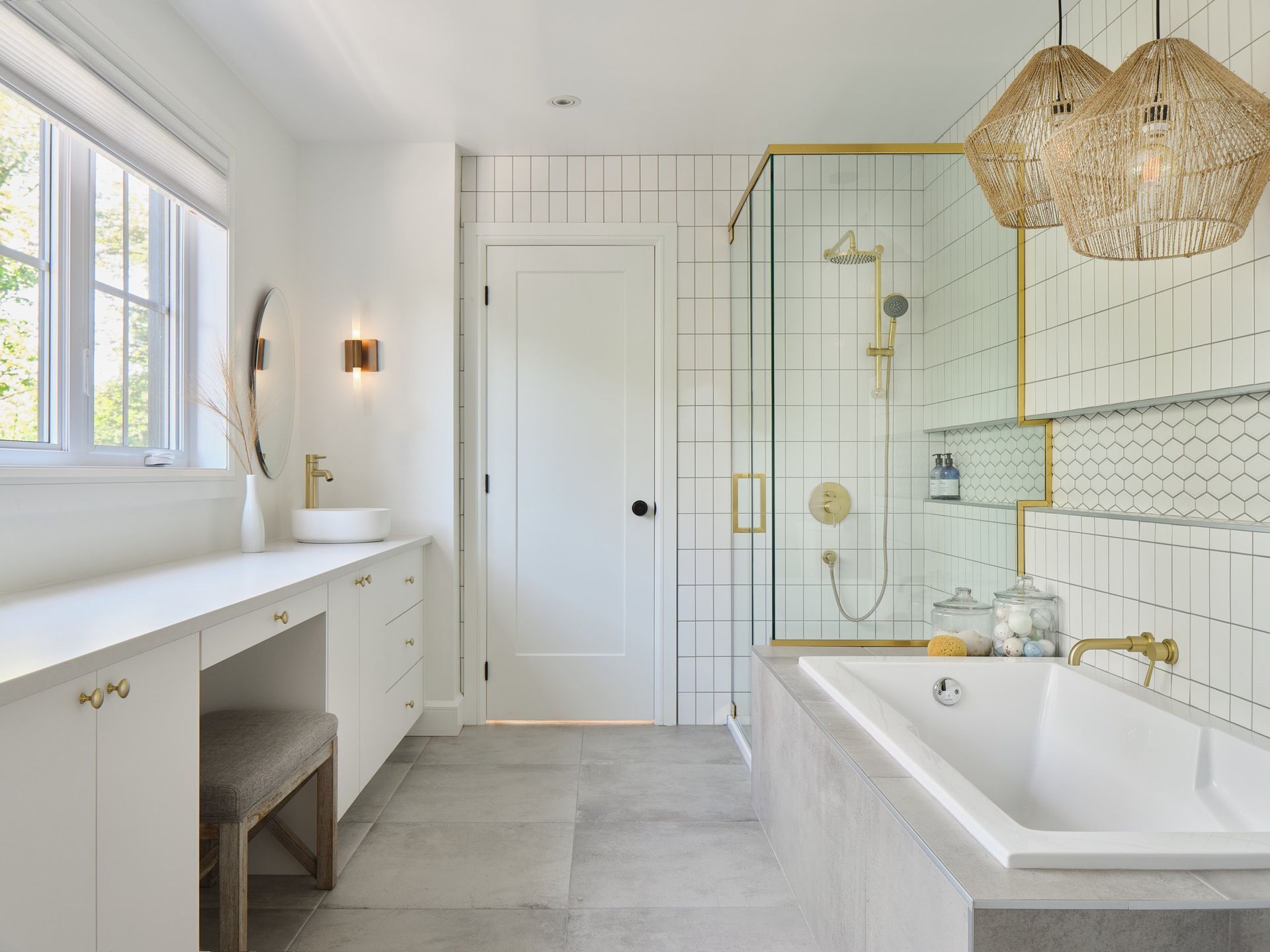 Une salle de bain avec baignoire, lavabo et douche.