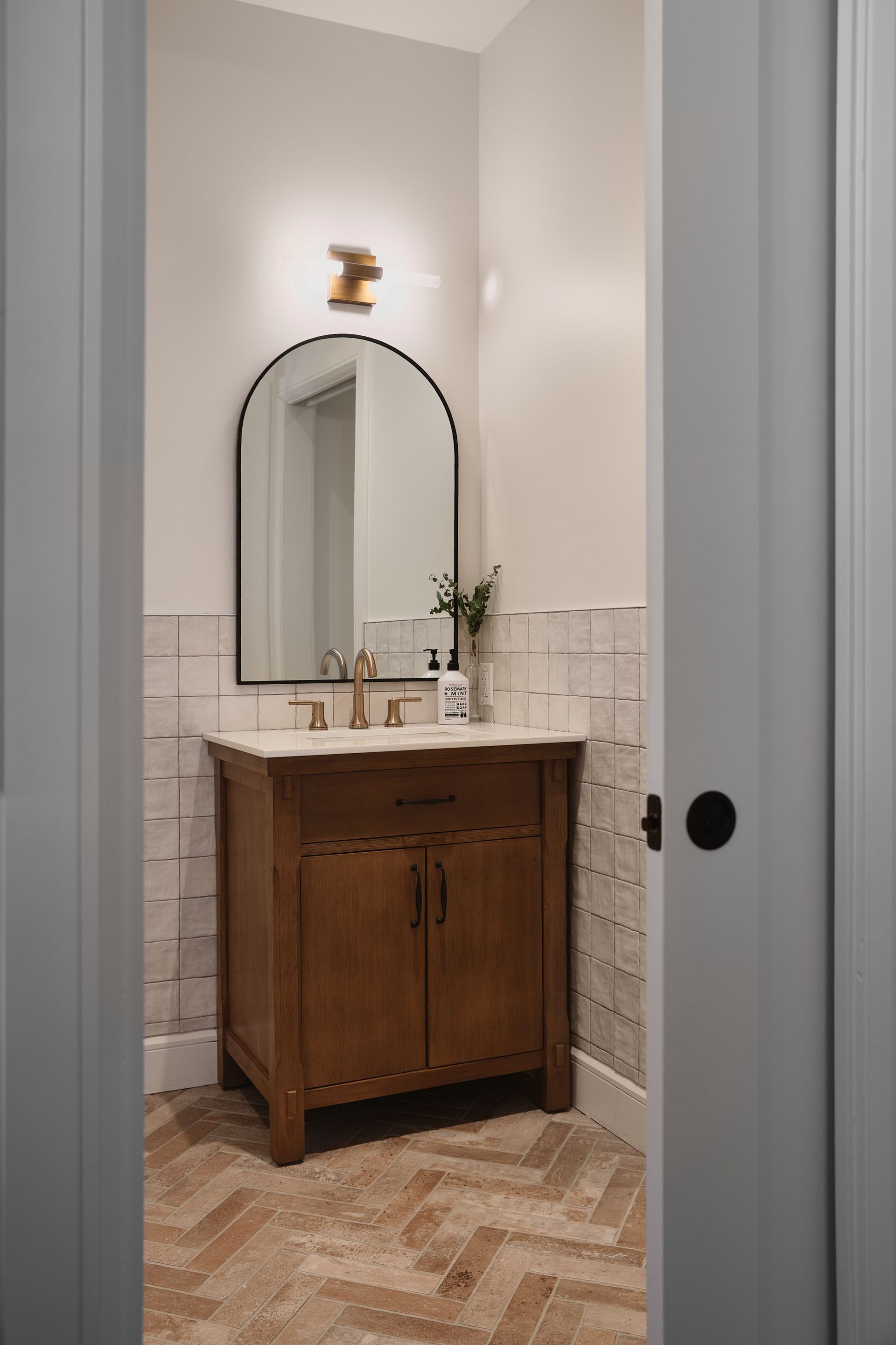 Une salle de bain avec une vasque en bois et un grand miroir.