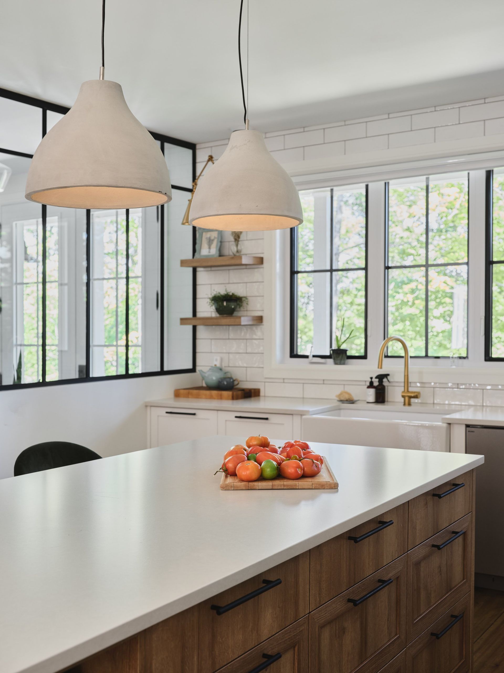 Une cuisine avec un comptoir blanc et des armoires en bois