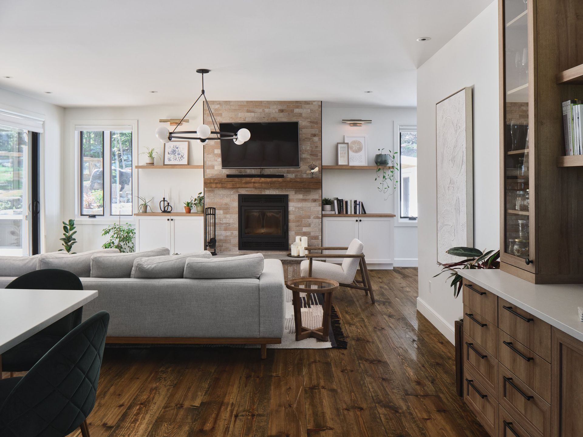 Un salon avec un canapé , des chaises , une cheminée et une télévision.