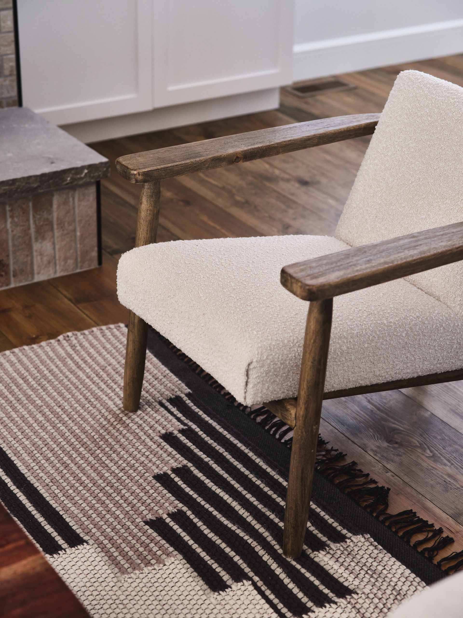 Une chaise est posée sur un tapis dans un salon