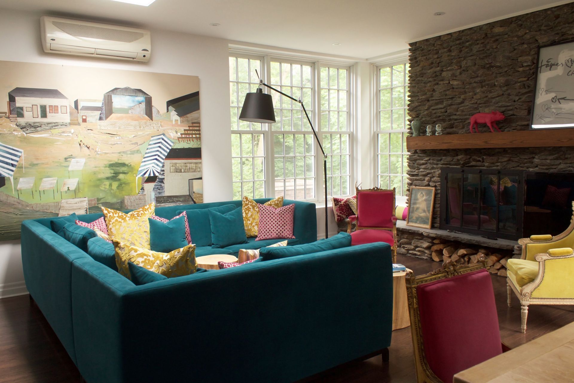 Un salon avec un canapé bleu et une cheminée.