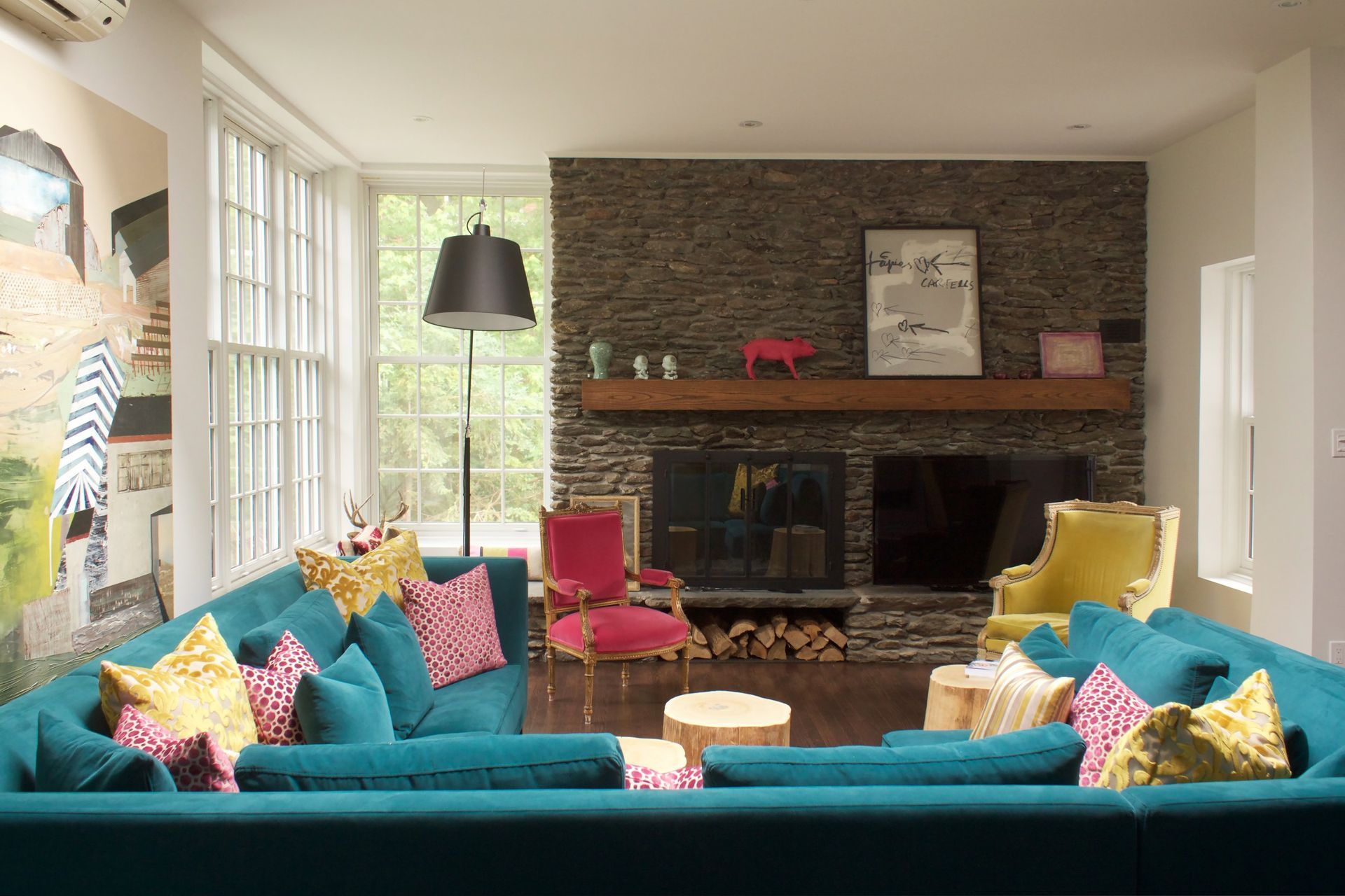 Un salon rempli de meubles et d'une cheminée.